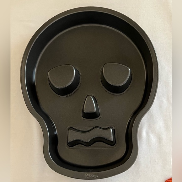 Skull Cake Pan - Picture 1 of 10